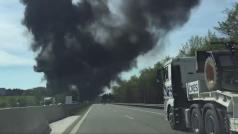Požár firmy na recyklaci pneumatik u Ostředku ve středních Čechách, pohled z dálnice D1