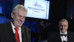 Prezidentští kandidáti Miloš Zeman (vlevo) a Karel Schwarzenberg se sešli 24. ledna v pražském Divadle Hybernia k poslední televizní předvolební debatě. (archivní foto z ledna 2013)