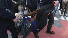 Polská policie zasáhla proti protestujícím, kteří ve Varšavě blokovali pochod nacionalistické organizace Národně-radikální tábor
