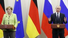 Německá kancléřka Angela Merkelová a ruský prezident Vladimir Putin po tiskové konferenci v Soči.