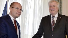 Premiér Bohuslav Sobotka (vlevo) se 3. května v Praze setkal s předsedou bavorské vlády Horstem Seehoferem (vpravo).