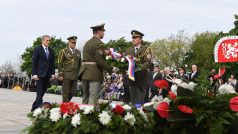 Ministr obrany Martin Stropnický (ANO) a náčelník generálního štábu generál Josef Bečvář pokládají věnce v památníku na Vítkově.