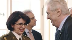 Prezident Miloš Zeman si připijí s Lenkou Šmerdovou, první generálkou v historii české armády.