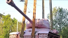 Brno má novou atrakci. &#039;Přijel&#039; růžový tank přemalovaný Davidem Černým. Exponát má lidi nalákat na výstavu Kmeny 90 v Moravské galerii.