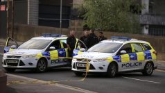 Policisté hlídkují nedaleko místa útoku u Manchester areny.