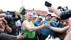 Jiří Kajínek opouští rýnovickou věznici v Jablonci nad Nisou.