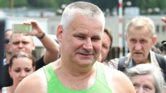 Jiří Kajínek opouští rýnovickou věznici v Jablonci nad Nisou.