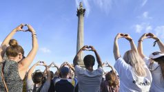 Lidé na pietní akci v centru Londýna na Trafalgarském náměstí