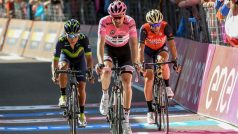 Nairo Quintana (vlevo), Tom Dumoulin a Vincenzo Nibali dojíždí do cíle osmnácté etapy Giro d&#039;Italia.
