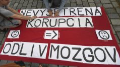Proti korupci na Slovensku protestovali lidé i v Praze před velvyslanectvím.