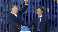 Ukrajinský prezident Petro Porošenko a velvyslanec Hugues Mingarelli při symbolickém startu bezvízových styků