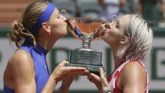 Lucie Šafářová (vlevo) a její deblová partnerka Bethanie Matteková-Sandsová s trofejí pro vítěze French Open.