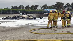 Letadlo havarovala na hlavní silnice mezi Los Angeles a San Diegem a doprava byla zastaveny na několik kilometrů od nehody, zatímco hasiči bojovali s ohněm.