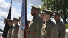 Stráž praporu Československé obce legionářské v historických uniformách během pietního aktu.