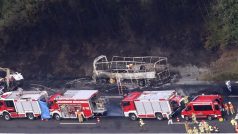Zbytky ohořelého autobusu, který se srazil na německé dálnici A9 s nákladním automobilem