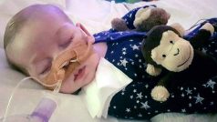 Charlie Gard trpí nevyléčitelným syndromem mitochondriálního vyčerpání. Bez pomoci lékařů nemůže dýchat ani se hýbat, navíc nevidí a neslyší