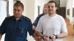 Vlastimil Hýža (vpravo) přichází ke krajskému soudu v Ostravě, který začal 17. července projednávat jeho případ. Muž podle obžaloby získal a nezákonně dál prodal léky na spaní v hodnotě zhruba 1,6 milionu korun