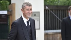 Šéf hnutí ANO Andrej Babiš zdraví novináře před vjezdem do areálu Čapí hnízdo v Olbramovicích na Benešovsku, kde se ženil se svou dlouholetou partnerkou Monikou