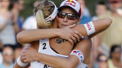 Plážové volejbalistky Markéta Nausch Sluková a Barbora Hermannová v radostném objetí po vítězném utkání