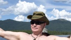 Ruský prezident Vladimir Putin (vlevo) a ministr obrany Sergej Šojgu na rybolovu.