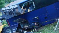 Hasiči odstraňují autobus, který vyjel ze silnice