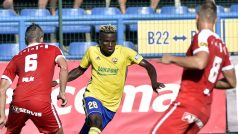 Hráč Zlína Ubong Moses Ekpai v zápase proti Zbrojovce Brno