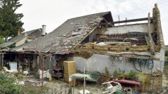 V Morkovicích-Slížanech na Kroměřížsku poškodil v noci na 11. srpna silný vítr doprovázený bouřkou asi patnáct střech rodinných domů (na snímku).