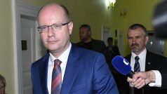 Výslechem premiéra Bohuslava Sobotky (na snímku uprostřed) pokračovalo 1. září před Obvodním soudem pro Prahu 2 projednávání trestní kauzy spojené s privatizací těžební společnosti OKD.