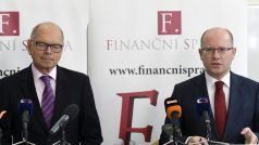 Ministr financí Ivan Pilný (ANO) a premiér Bohuslav Sobotka (ČSSD)