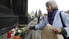 Lidé přišli zesnulému herci Janu Třískovi zapálit svíčku na Karlův most