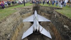 V Dolních Břežanech u Prahy 1. října v rámci sochařského happeningu britského umělce Rogera Hiornse pohřbili sovětskou stíhačku MiG-21.