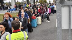 Protest pražských taxikářů proti službám typu Uber. Fronta cestujících čekajících na autobus u náhradní zastávky