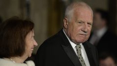 Bývalý prezident Václav Klaus s manželkou Livií na slavnostním ceremoniálu udílení státních vyznamenání 28. října ve Vladislavském sále Pražského hradu