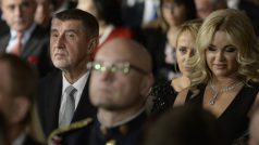 Předseda hnutí ANO Andrej Babiš s manželkou Monikou (vpravo) před začátkem slavnostního ceremoniálu udílení státních vyznamenání 28. října ve Vladislavském sále Pražského hradu
