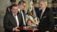 Bývalý německý kancléř Gerhard Schröder (vlevo) převzal od prezidenta Miloše Zemana (vpravo) Řád bílého lva