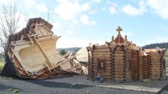 Vichřice v Mostě zasáhla dřevěný pravoslavný kostel svatého Valentina. Nápor větru nevydržel a zřítil se.