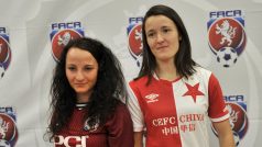 Fotbalistky Slavie Eva Bartoňová (vpravo) a Sparty Petra Vyštejnová