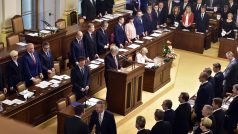 Vojtěch Filip (KSČM) pronáší přísahu během pondělní zasedání sněmovny v novém složení