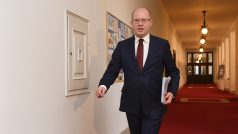 Premiér Bohuslav Sobotka přichází na jednání vlády