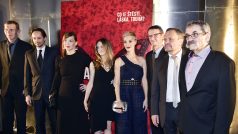 Protagonisté filmu Kvarteto: zleva herci Jiří Schmitzer, Jaroslav Plesl, Lenka Krobotová, Pavlína Štorková, Barbora Poláková a Zdeněk Julina, režisér Miroslav Krobot a spoluscenárista Lubomír Smékal.