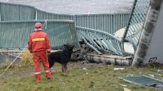 Kynologové prohledávají trosky zřícené lávky v pražské Troji