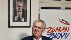 Miloš Zeman, který prezidentský mandát obhajuje, sledoval sčítání hlasů v prvním kole prezidentských voleb v sídle Strany Práv Občanů v Loretánská ulici poblíž Pražského Hradu