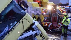 Provoz na dálnici D1 kolem 100. kilometru u Větrného Jeníkova byl omezen na jeden jízdní pruh kvůli odklízení převráceného kamionu