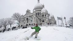 Pařížský kopec Montmartre se po přívalech sněhu, který zasypal francouzskou metropoli, proměnil ve středu v improvizovanou sjezdovku