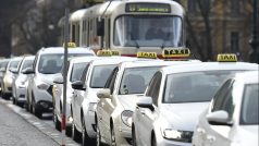 Taxikáři během pondělního protestu na mostě Legií.