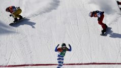 Těsně ale přece. Eva Samková ve žlutých kalhotách nakonec skončila ve snowboardcrossu třetí.