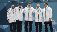 Vítězný tým amerických curlerů po medailovém ceremoniálu