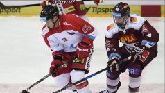 Michal Řepík v souboji s olomouckým Bruno Mrázem.