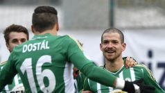 Fotbalisté Bohemians se radují ze vstřelené branky proti Teplicím.