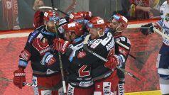 Třinečtí hokejisté se radují z branky proti Kometě Brno.
